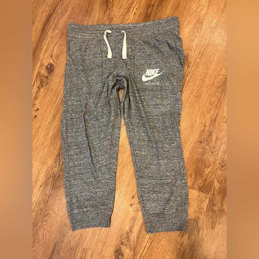 Sold Nike Women’s Capri Sweatpants Grey Size Medium Drawstring